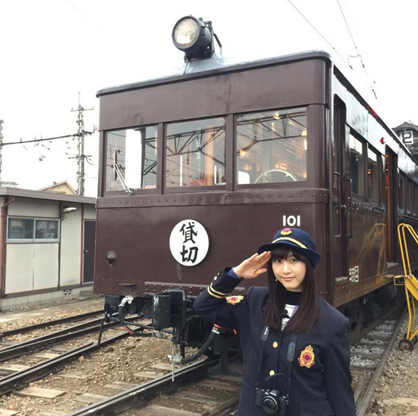 松井玲奈がレトロな電車と一緒に映っている画像