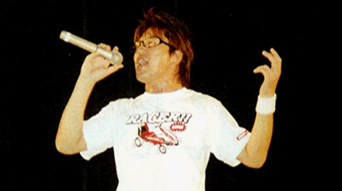 tokioの曲を作った菊池風磨の父親がスクールライブで歌っている時の画像